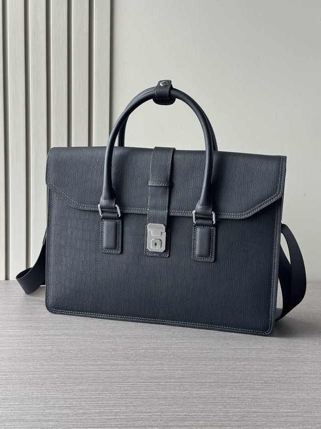 顶级专柜老鼠高端狠货 最新火爆款爱马仕公文包大量出货啦,叫嚣专柜货顶级原单货纸上谈兵吹牛皮的咱不会，请让狠货说话。款式可以复制抄袭，材料做工骗不了懂的人。里外都