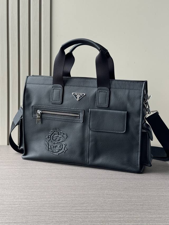 顶级专柜老鼠高端狠货 最新火爆款普拉达手提旅行包大量出货啦,叫嚣专柜货顶级原单货纸上谈兵吹牛皮的咱不会，请让狠货说话。款式可以复制抄袭，材料做工骗不了懂的人。里