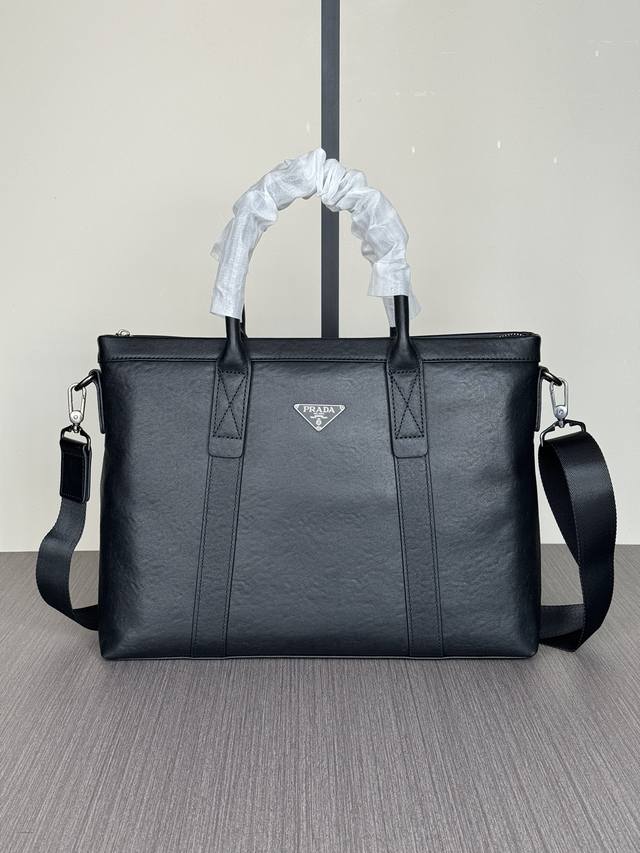 顶级专柜老鼠高端狠货 最新火爆款普拉达手提公文包大量出货啦,叫嚣专柜货顶级原单货纸上谈兵吹牛皮的咱不会，请让狠货说话。款式可以复制抄袭，材料做工骗不了懂的人。里