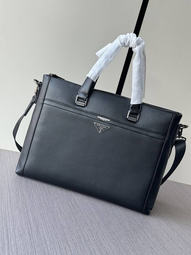 顶级专柜老鼠高端狠货 最新火爆款普拉达手提公文包大量出货啦,叫嚣专柜货顶级原单货纸上谈兵吹牛皮的咱不会，请让狠货说话。款式可以复制抄袭，材料做工骗不了懂的人。里