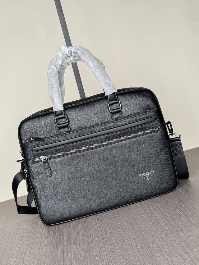 顶级专柜老鼠高端狠货 最新火爆款普拉达双拉链手提公文包大量出货啦,叫嚣专柜货顶级原单货纸上谈兵吹牛皮的咱不会，请让狠货说话。款式可以复制抄袭，材料做工骗不了懂的