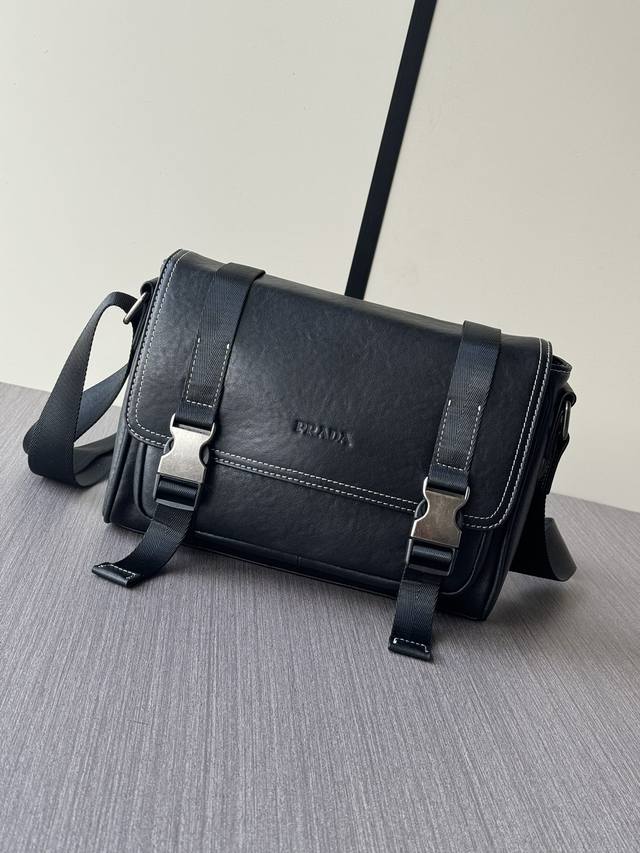 顶级专柜老鼠高端狠货 最新火爆款翻盖扣普拉达斜挎包大量出货啦,叫嚣专柜货顶级原单货纸上谈兵吹牛皮的咱不会，请让狠货说话。款式可以复制抄袭，材料做工骗不了懂的人。