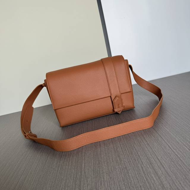 顶级专柜老鼠狠货 最新款式爱马仕全皮翻盖斜挎包+胸包男女通用爆款大量出货拉,叫嚣专柜货顶级原单货纸上谈兵吹牛皮的咱不会，请让狠货说话。款式可以复制抄袭，材料做工