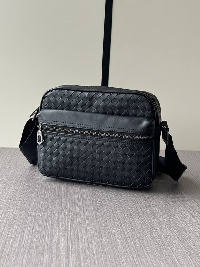 顶级专柜老鼠高端狠货 最新火爆款Bv手拿包斜挎包大量出货啦,叫嚣专柜货顶级原单货纸上谈兵吹牛皮的咱不会，请让狠货说话。款式可以复制抄袭，材料做工骗不了懂的人。里