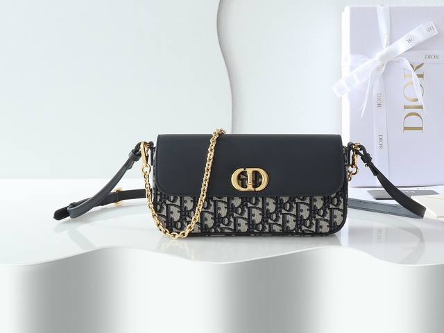 30 Montaigne Avenue East-West 双肩带迷你链条手袋 这款 30 Montaigne Avenue East-West 双肩带迷你链条