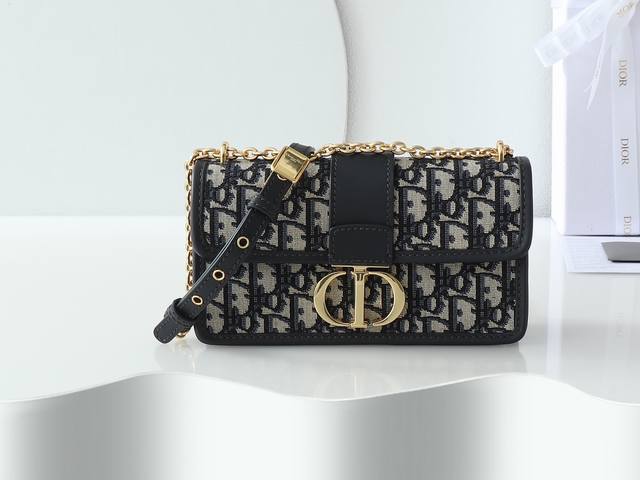 30 Montaigne East-West 链条手袋 蒙田金扣链条小号 这款 East-West 链条手袋采用蓝色 Oblique 印花面料精心制作,经典优雅 30 Montaigne East-West 链条手袋 蒙田金扣链条小号 这款 East-West 链条手袋采用蓝色 Oblique 印花面料精心制作,经典优雅