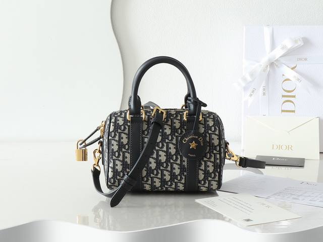 Dior Groove 20 手袋 小号蓝布 这款 Dior Groove 20 手袋是二零二四冬季成衣系列新品,由玛丽亚 嘉茜娅 蔻丽 Maria Grazi Dior Groove 20 手袋 小号蓝布 这款 Dior Groove 20 手袋是二零二四冬季成衣系列新品,由玛丽亚 嘉茜娅 蔻丽 Maria Grazi