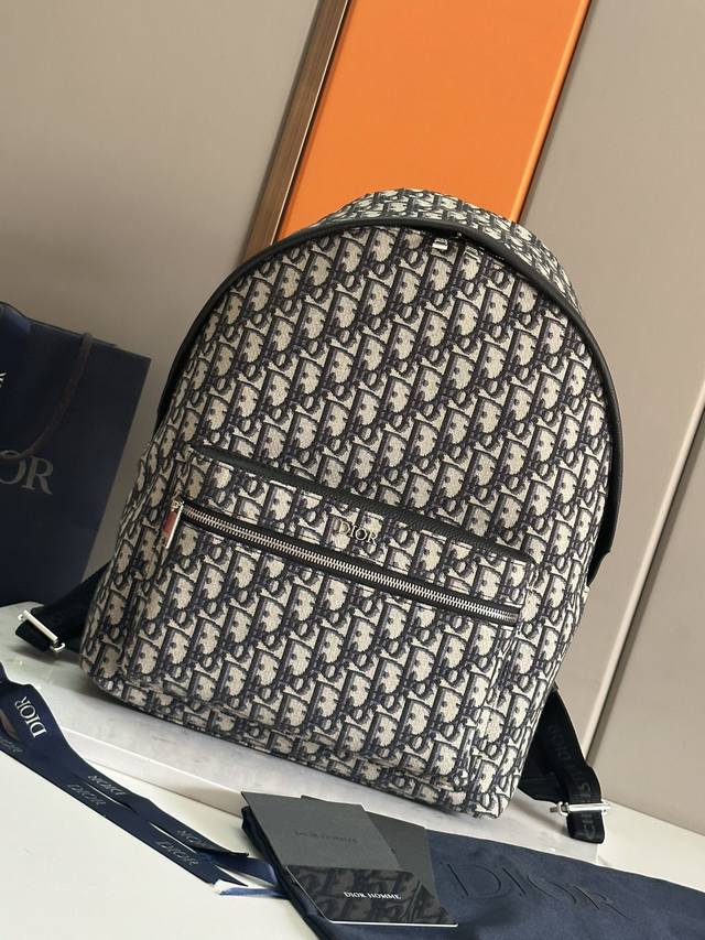 大号白字唛上 顶级原单 这款 Rider 双肩背包轮廓简约,经典的学院款式洋溢着活力。时尚现代,采用米色和黑色提花面料精心制作,饰以 Oblique 印花。延续 大号白字唛上 顶级原单 这款 Rider 双肩背包轮廓简约,经典的学院款式洋溢着活力。时尚现代,采用米色和黑色提花面料精心制作,饰以 Oblique 印花。延续