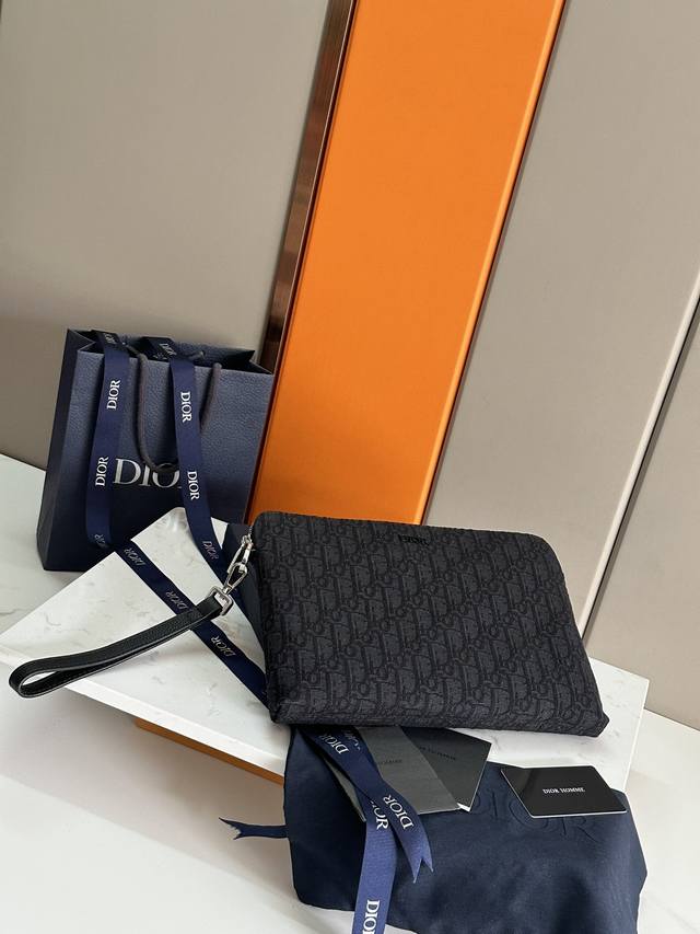 顶级原单质量 Dior迪奥Oblique手拿包 配专柜正品黑盒 型号：2Obca2510 米色和黑色 Oblique 印花 外部饰以金属覆层黄铜镌刻的“Dior