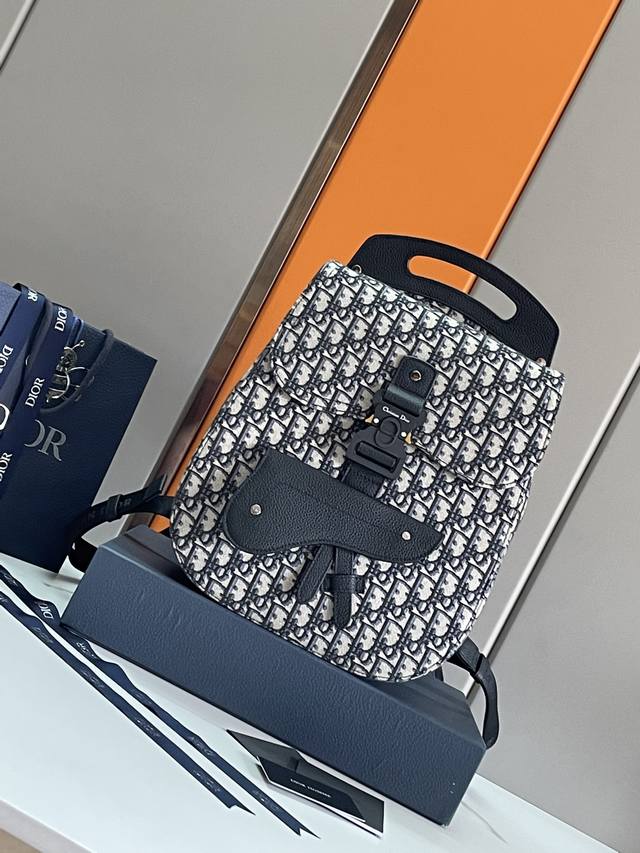 22新品:Gallop 双肩背包采用时尚的原创设计,突显标志性的马鞍风格经典标识。黑色粒面牛皮革饰以对比鲜明的缉面线,搭配点缀以“Christian Dior” 22新品:Gallop 双肩背包采用时尚的原创设计,突显标志性的马鞍风格经典标识。黑色粒面牛皮革饰以对比鲜明的缉面线,搭配点缀以“Christian Dior”