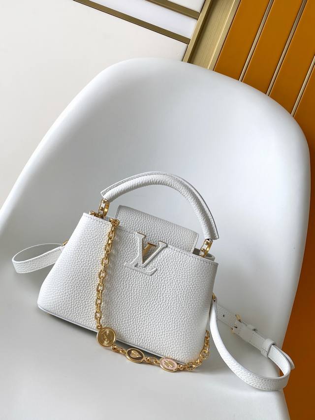 K00014黑色 纯白 大红 灰色 特级原厂 动态163 Capucines 系列延续经典设计笔触，此次推出介于 Mini 和 Bb 尺寸之间的定制版本。先选择