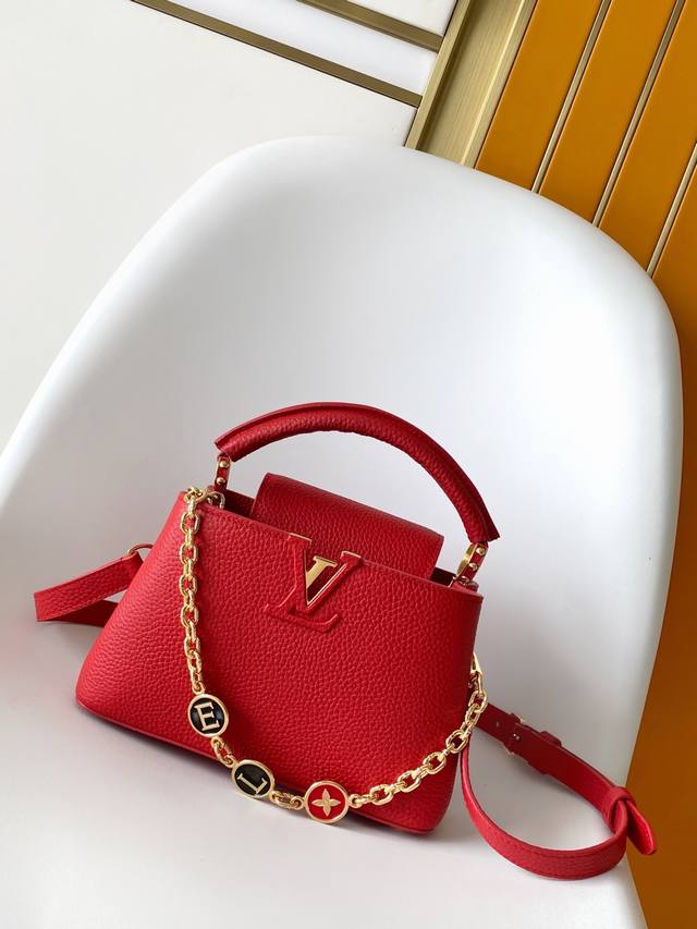 K00014黑色 纯白 大红 灰色 特级原厂 动态163 Capucines 系列延续经典设计笔触,此次推出介于 Mini 和 Bb 尺寸之间的定制版本。先选择 K00014黑色 纯白 大红 灰色 特级原厂 动态163 Capucines 系列延续经典设计笔触,此次推出介于 Mini 和 Bb 尺寸之间的定制版本。先选择