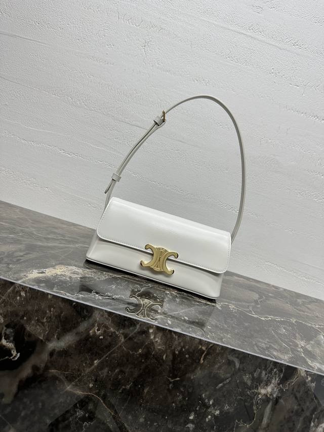 Triomphe又新添一新款腋下包它是一款最百搭且最耐看的包包彩用亮面手搓纹牛皮真的特别耐看而且很耐造 尺寸:24X11X8Cm 型号:120553 Triomphe又新添一新款腋下包它是一款最百搭且最耐看的包包彩用亮面手搓纹牛皮真的特别耐看而且很耐造 尺寸:24X11X8Cm 型号:120553