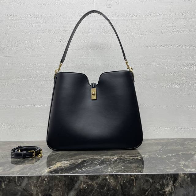 新品 中号 Camille16Soft又来啦一位新成员～ Cammille 这款全新设计保留了16 Soft 系列标志性的柔和线条，并以 Hobo 轮廓勾勒出一