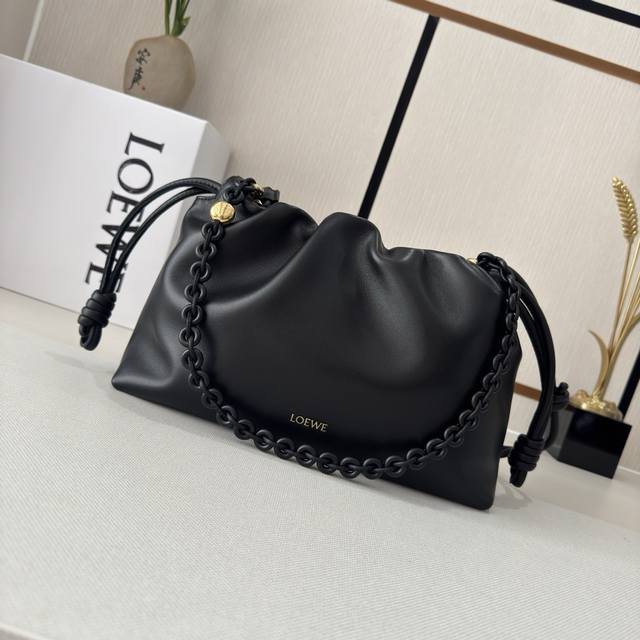 Low柔软纳帕羊皮革 Flamenco Purse 福袋 采用褶皱设计，侧面搭配标志性绳结等关键细节。款式时尚百搭，可作为手拿包携带，亦可搭配甜甜圈链条肩背，或