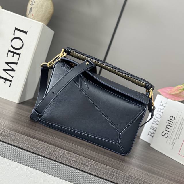 罗家新款Puzzle 奢华编织手袋 牛皮革Puzzle 手袋是创意总监乔纳森 安德 Jonathananderson 为Loewe推出的首次亮相手提包*长方体形