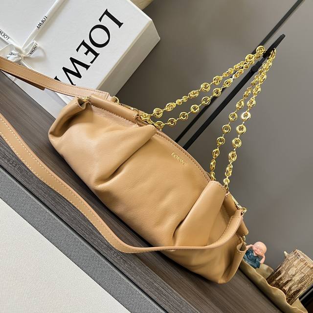 家新款小号牛皮革带链条Paseo手袋 做工精致廓形简洁优雅，带来了柔软和超轻盈的独特复褶构造这款链条提手版本采用闪亮纳帕牛皮革制成，并配有额外的皮革带子。手拿或