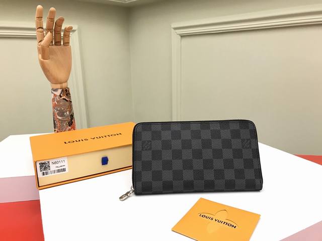 工厂P价 顶级原单 N60111黑格由经典Monogram帆布裁制而成的Zippy Organizer拉链钱夹,极为紧致小巧的造型,兼具设计时尚感与实用功能性。 工厂P价 顶级原单 N60111黑格由经典Monogram帆布裁制而成的Zippy Organizer拉链钱夹,极为紧致小巧的造型,兼具设计时尚感与实用功能性。