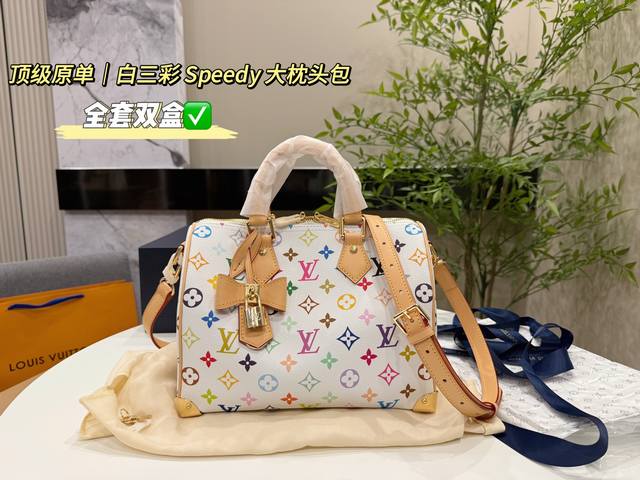 全套双盒包装 Lv Speedy 白三彩 联名枕头包 Logo超级耐看 质感气质拉满 大气，休闲百搭，也是我入手主要原因，搭配小羊皮软嫩软嫩的材质，总之是可以驾