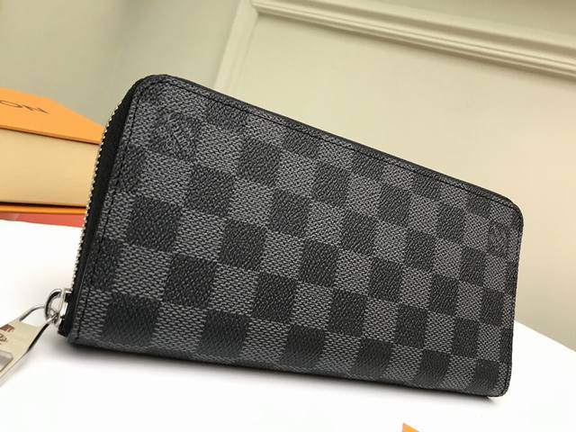 工厂P价 顶级原单 N63095黑格这款男士竖款拉链钱夹以耐磨的Damier Graphite 帆布制成，气质优雅。多个实用的口袋和隔层设计可轻松容纳现金、信用