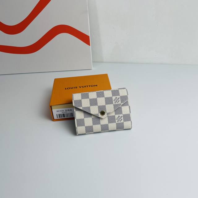 海外原单N41938白格金扣独家实拍！Victorine 钱夹以 Monogram 帆布讲述温婉格调与功能设计的融合。一枚按扣点缀信封式翻盖，将粒面皮革内衬的色