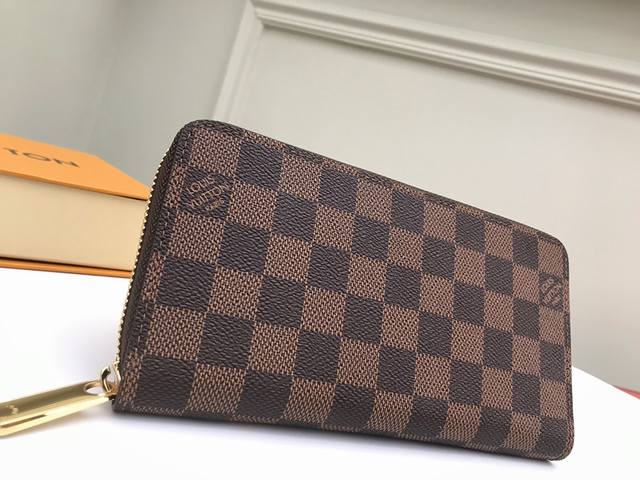 工厂P价 顶级原单 N41661,N60015啡格这款设计实用的Monogram帆布皮夹以拉链开合，可装纸币，零钱和证件等。尺寸:19X10Cm， 包装:配包装
