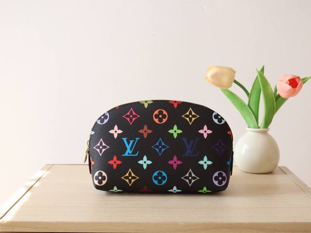 工厂P价 顶级原单 M13744 三彩化妆包 本款Monogram印花以33种缤纷的色彩演绎 2025村上隆和Lv联名推出的白三彩 黑三彩推出十二截火爆全球深受