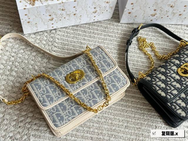 永远会为下一只包心动 永远会为下一只包心动Dior Caro 经典Oblique老花+Cd珐琅扣链条 Dior Caro可以说是24年以来的新爆款的 融合了Di