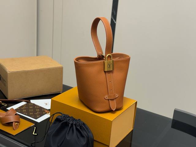 配折叠盒飞机盒 Lv中古包又一位当红炸子鸡来咯 一只看似中古中矩却又有点标新立异的包。 水桶包 尺寸:18.17Cm