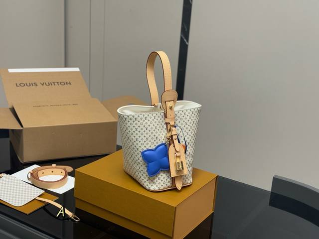 配折叠盒飞机盒 Lv中古包又一位当红炸子鸡来咯 一只看似中古中矩却又有点标新立异的包。 水桶包 配零钱包 尺寸:18.17Cm