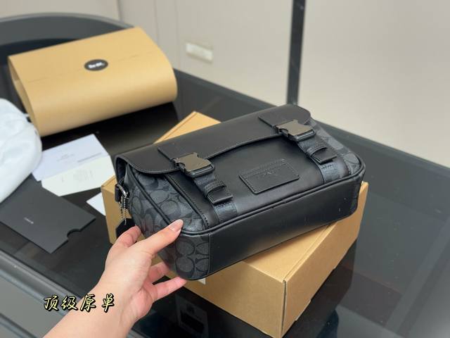 配飞机盒复刻版 Size:27.20Cm 蔻驰男士邮差包 台湾进口牛皮 超高清五金Logo标志、 专用里内里 直男必备款。 这个必须种草!! 配飞机盒复刻版 Size:27.20Cm 蔻驰男士邮差包 台湾进口牛皮 超高清五金Logo标志、 专用里内里 直男必备款。 这个必须种草!!