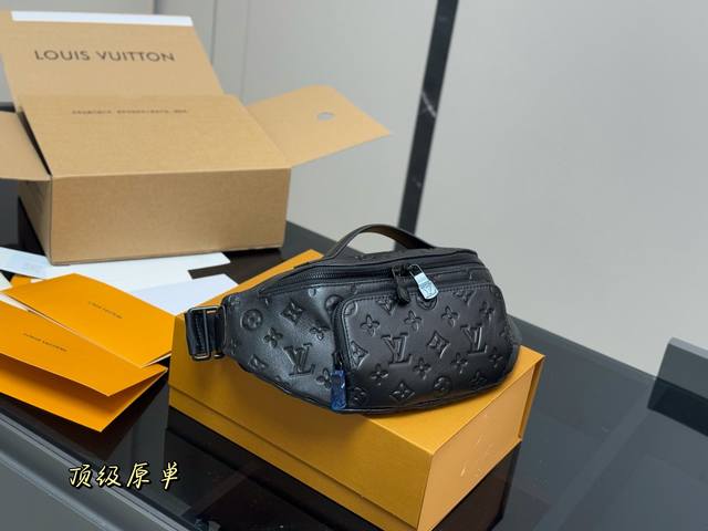 配折叠盒飞机盒盒 牛皮 Lv腰包 胸包 黑武士 亦可单肩背挎或斜挎 还可手提哦! 尺寸:上宽30Cm*底宽20Cm*高17Cm 配折叠盒飞机盒盒 牛皮 Lv腰包 胸包 黑武士 亦可单肩背挎或斜挎 还可手提哦! 尺寸:上宽30Cm*底宽20Cm*高17Cm