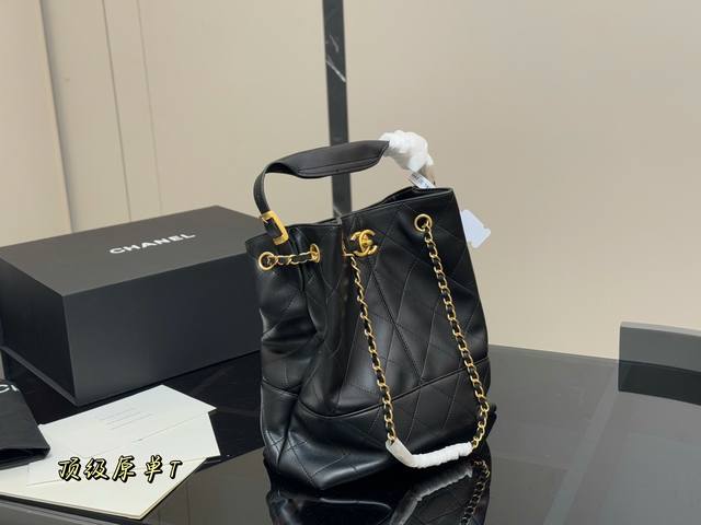 配盒 香奈儿Chanel25A 竖版麂皮托特包 手工坊超耐看的麂皮托特包 美拉德色系也很百搭！手提腋下都可以 主打一个松弛感！灵感来自香奈儿女士的乌木漆面屏风，