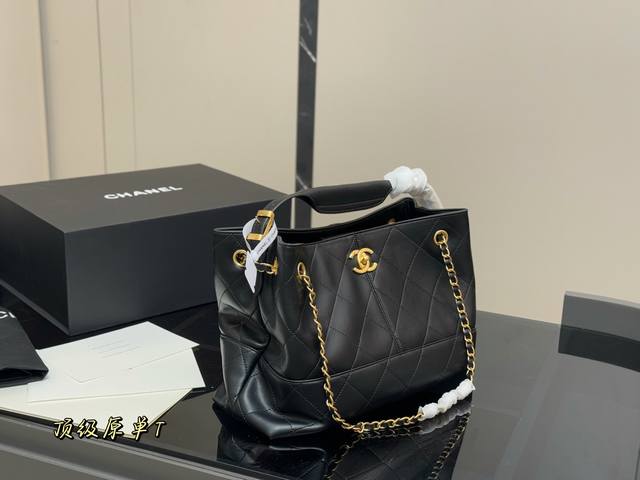 配盒 香奈儿Chanel25A 竖版麂皮托特包 手工坊超耐看的麂皮托特包 美拉德色系也很百搭！手提腋下都可以 主打一个松弛感！灵感来自香奈儿女士的乌木漆面屏风，