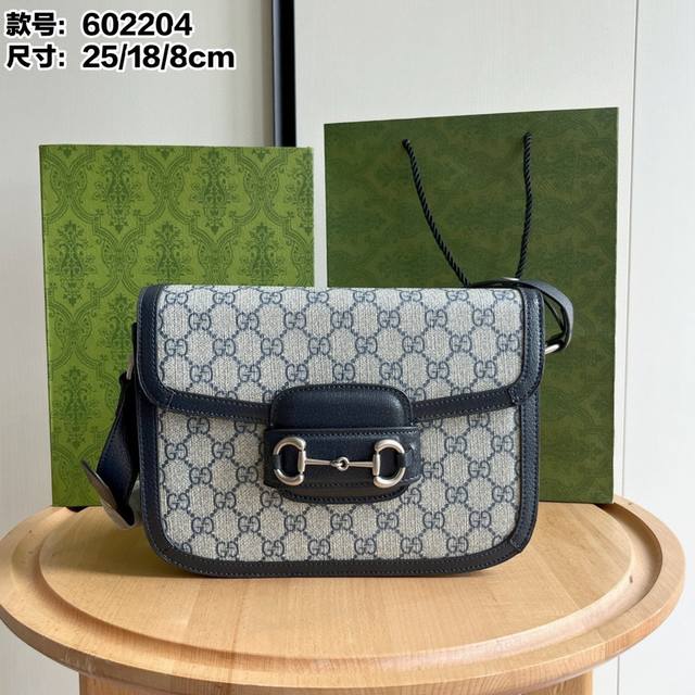 实拍# 款号：60 4蓝胶 尺寸：25X18X8Cm 经典1955系列马鞍包永远不会过时 25Cm马衔扣设计 内里真的超级能装！！ 肩带可以调节长短～