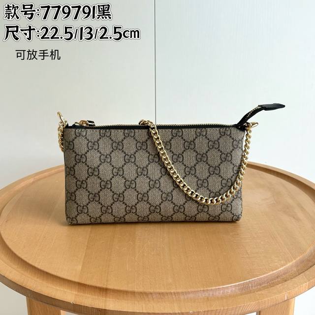 实拍# 型号:779791。 尺寸:22.5X 13X 2.5Cm Gg Supreme 麻将包 难怪火爆小红书呢~ 内里随便放2.3部手机 还有拉链夹层卡包 实拍# 型号:779791。 尺寸:22.5X 13X 2.5Cm Gg Supreme 麻将包 难怪火爆小红书呢~ 内里随便放2.3部手机 还有拉链夹层卡包