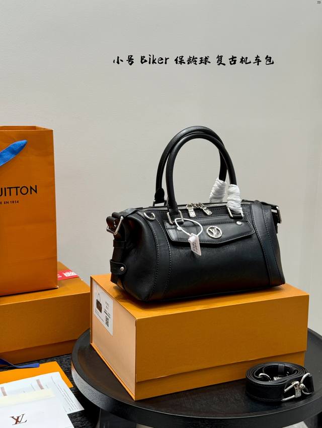 配折叠盒子 Lv辣妹超人必备的Biker保龄球包手提包。搭配不同配饰可随意变换你的风格 配折叠盒子 Lv辣妹超人必备的Biker保龄球包手提包。搭配不同配饰可随意变换你的风格