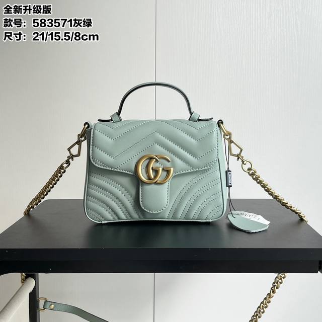 实拍# 款号：583571灰绿 尺寸：21*15.5*8Cm Gg Marmont Mini 邮差包，今年风头依然不减，标志性的双G Logo带着Gucci文艺