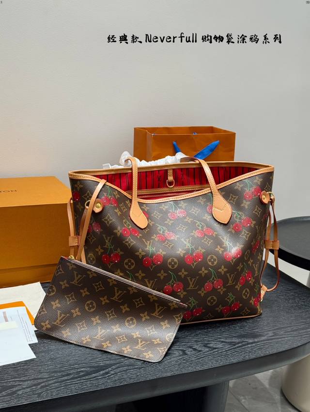 Lv樱桃系列Neverfull购物袋 25Ss 村上隆联名系列托特Tote 骨灰级产物！经典到无可复制！ 最最最经典畅销颜色！ 有质感！有味道！ 大家拿到后可以