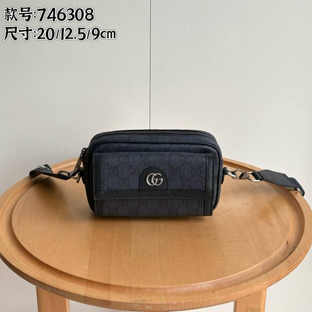 实拍# 款号：746308 尺寸：20X12.5X9Cm Ophidia系列匠心呈献亮眼新作 该系列融蕴织带与双G配件两大典藏细节，在早秋系列中焕新演绎创意造型