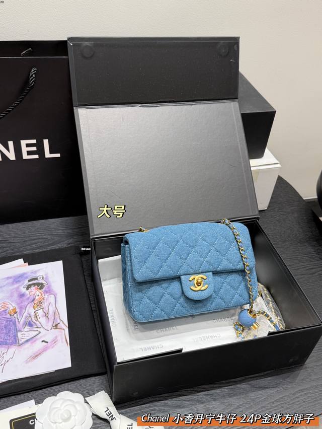礼盒包装 Chanel香奈儿 丹宁牛仔款24P 牛仔金球链条Cf方胖子 这也太可爱了吧 蛮百搭的 甜酷都适合～ 一切都那么恰到好处 超级有质感，氛围感直接炸裂。