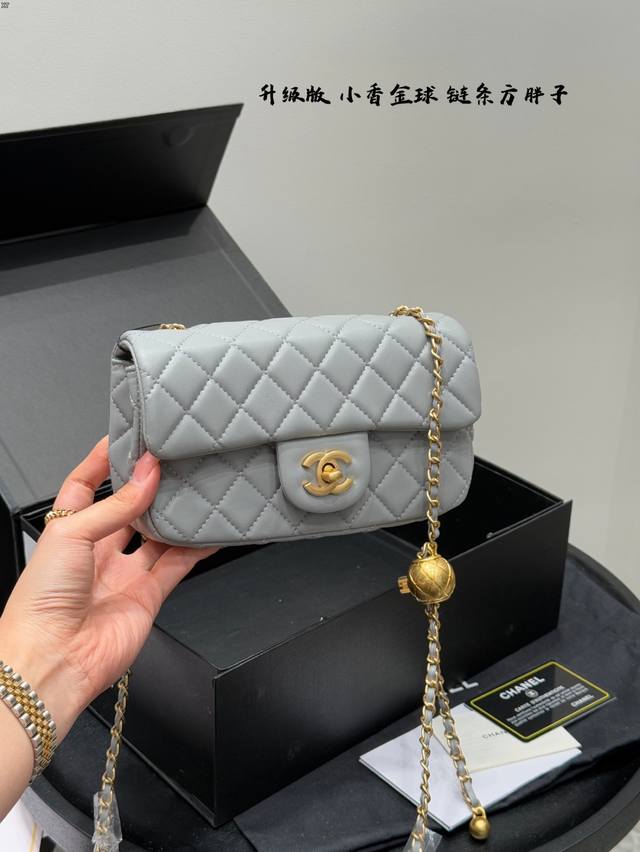 折叠礼盒 尺寸 20.11 大号 香奈儿 Chanel Cf 链条金球方胖子 简直是Yyds,没有人能拒绝金球Cf的美貌，经典著作的王炸颜值，百看不变的颜值巅峰