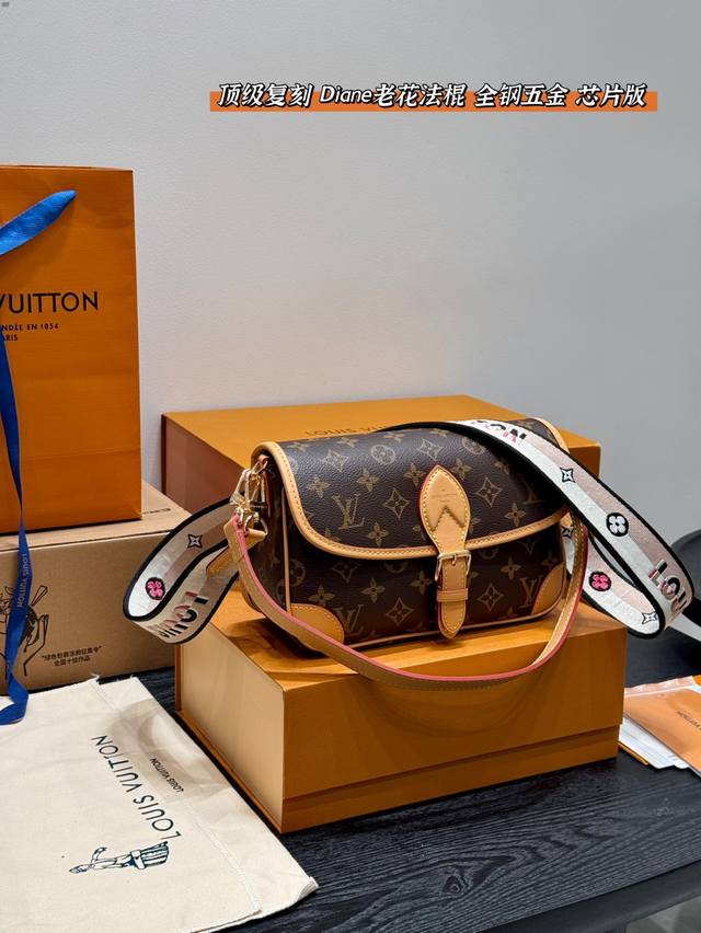 全套礼盒包装 顶级复刻！全钢五金！带芯片 Size：25*17Cm Lv家 Diane 法棍手袋 定制老花面料搭配深色树膏皮 配置两条肩带 今天的快乐是法棍给的