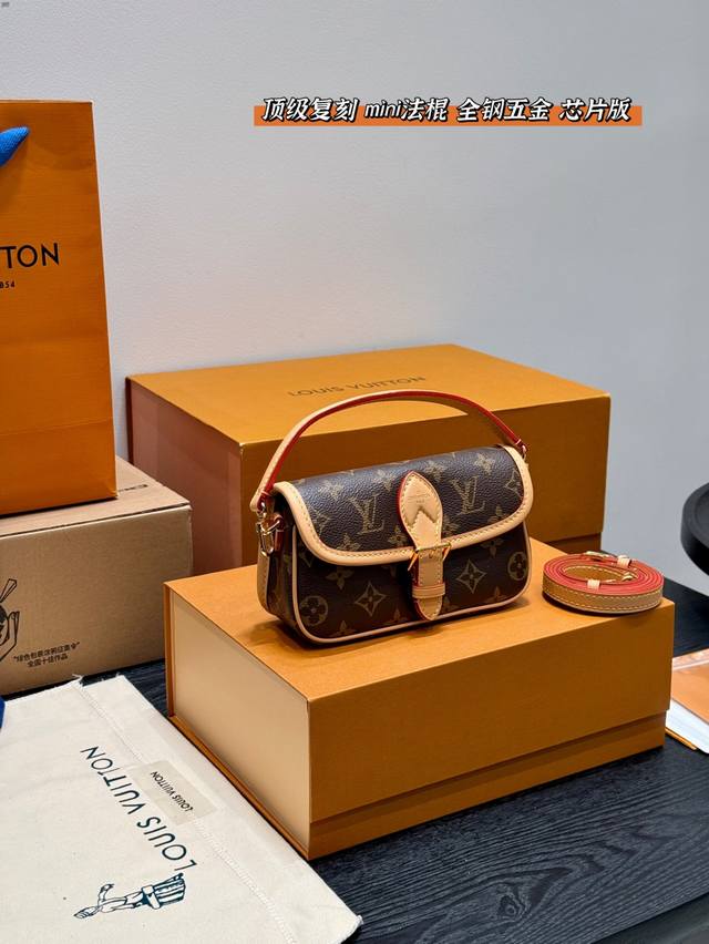 全套礼盒包装 顶级复刻！全钢五金！带芯片 Size：19*10Cm Lv 小迷你 Diane 法棍手袋 经典老花 小号Mini 法棍包是真好看 又好背！ 皮质和