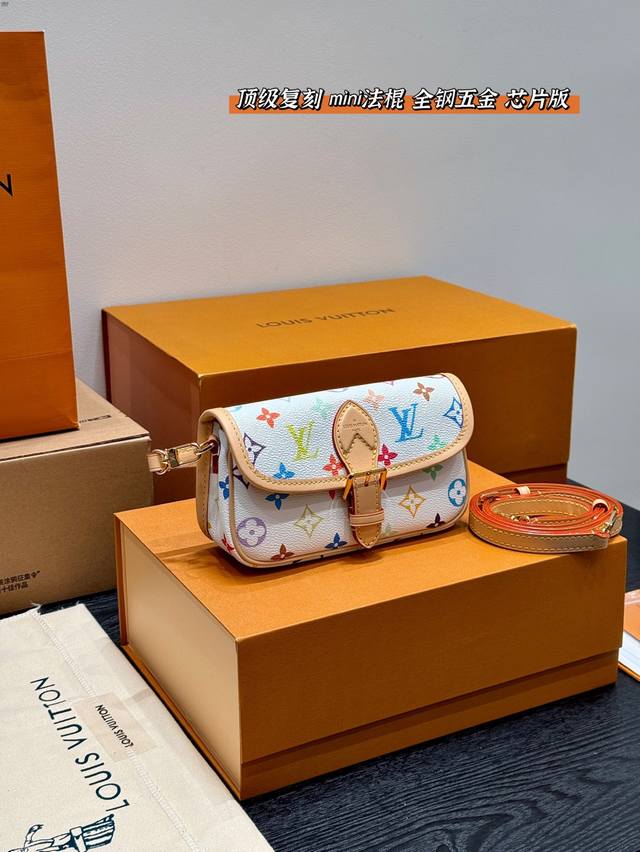 全套礼盒包装 顶级复刻！全钢五金！带芯片 Size：19*10Cm Lv 小迷你 Diane 法棍手袋 村上隆联名白三彩 小号Mini 法棍包是真好看 又好背！