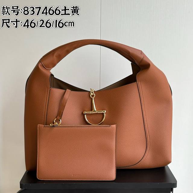 升级版实拍# 款号：837466土黄 尺寸：46 26 26Cm 全新Gg Emblem系列焕新诠释品牌的隽永优雅风范和精湛工艺。这款系列肩背包匠心融蕴大号半马