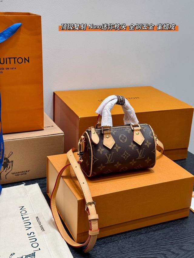 全套礼盒 顶级复刻 全钢五金 Lv Nano Speedy Mini枕头包 真的很精致啊！一眼击中你的心！ 虽然小巧但是装的也很多，口红粉饼镜子卡包纸巾耳机都是