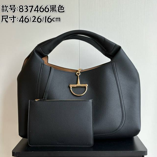 升级版实拍# 款号：837466黑色 尺寸：46 26 26Cm 全新Gg Emblem系列焕新诠释品牌的隽永优雅风范和精湛工艺。这款系列肩背包匠心融蕴大号半马