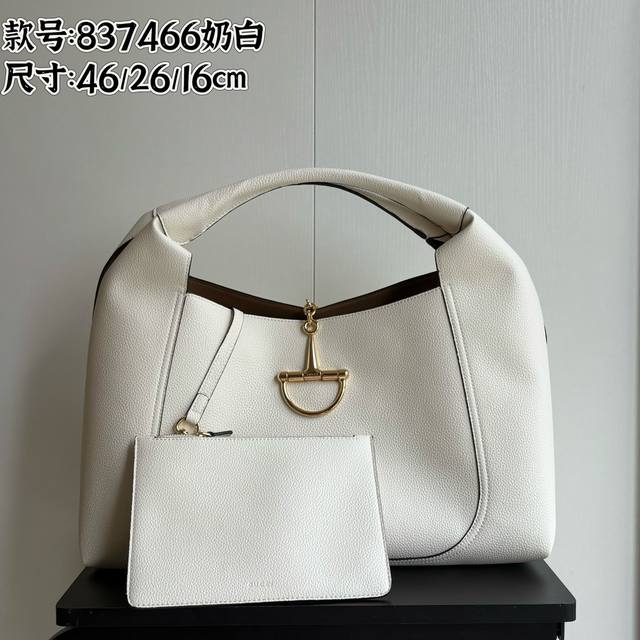 升级版实拍# 款号：837466白色 尺寸：46 26 26Cm 全新Gg Emblem系列焕新诠释品牌的隽永优雅风范和精湛工艺。这款系列肩背包匠心融蕴大号半马