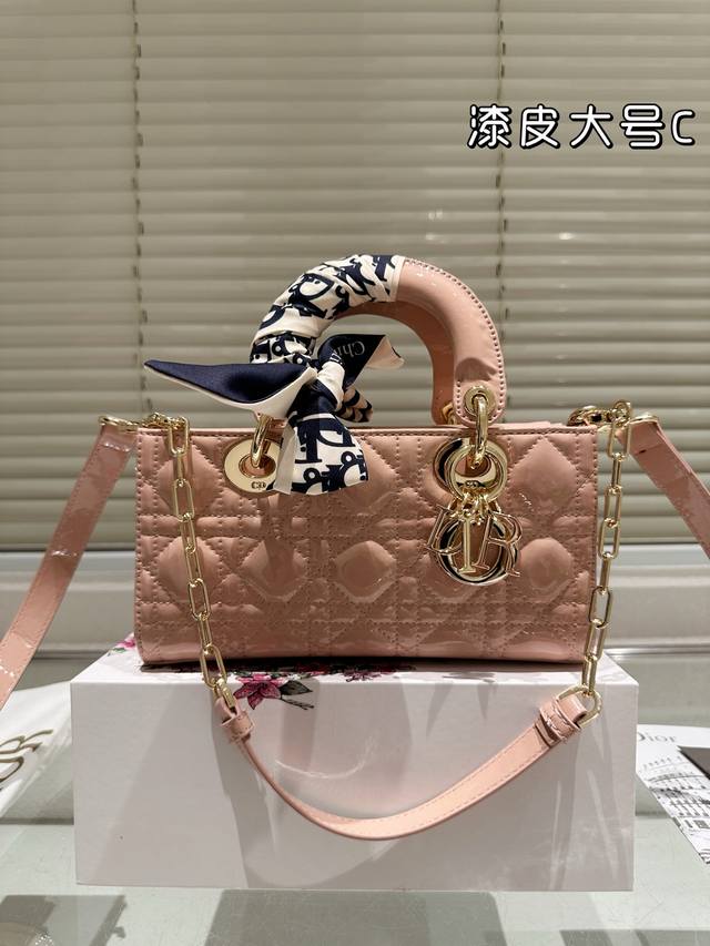 漆皮 Diorlady-Life限量款包包 新款Lady-Life包治百病不是假的含它实在是太美了，实物比照片好看，迪奥戴妃Yyds， 尺寸22 12Cm